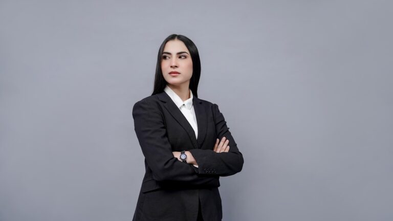 スーツ姿の自信ある女性経営者